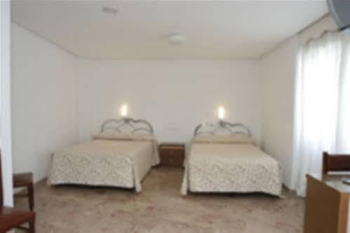 טרואל Hostal Aragon מראה חיצוני תמונה